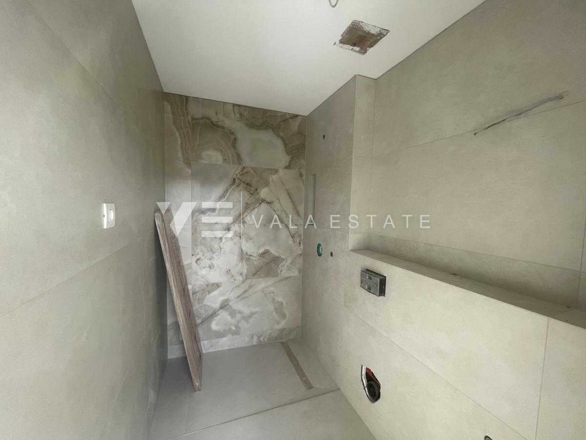 LUKSUZNI PENTHOUSE APARTMA S ČUDOVITIM POGLEDOM NA MORJE