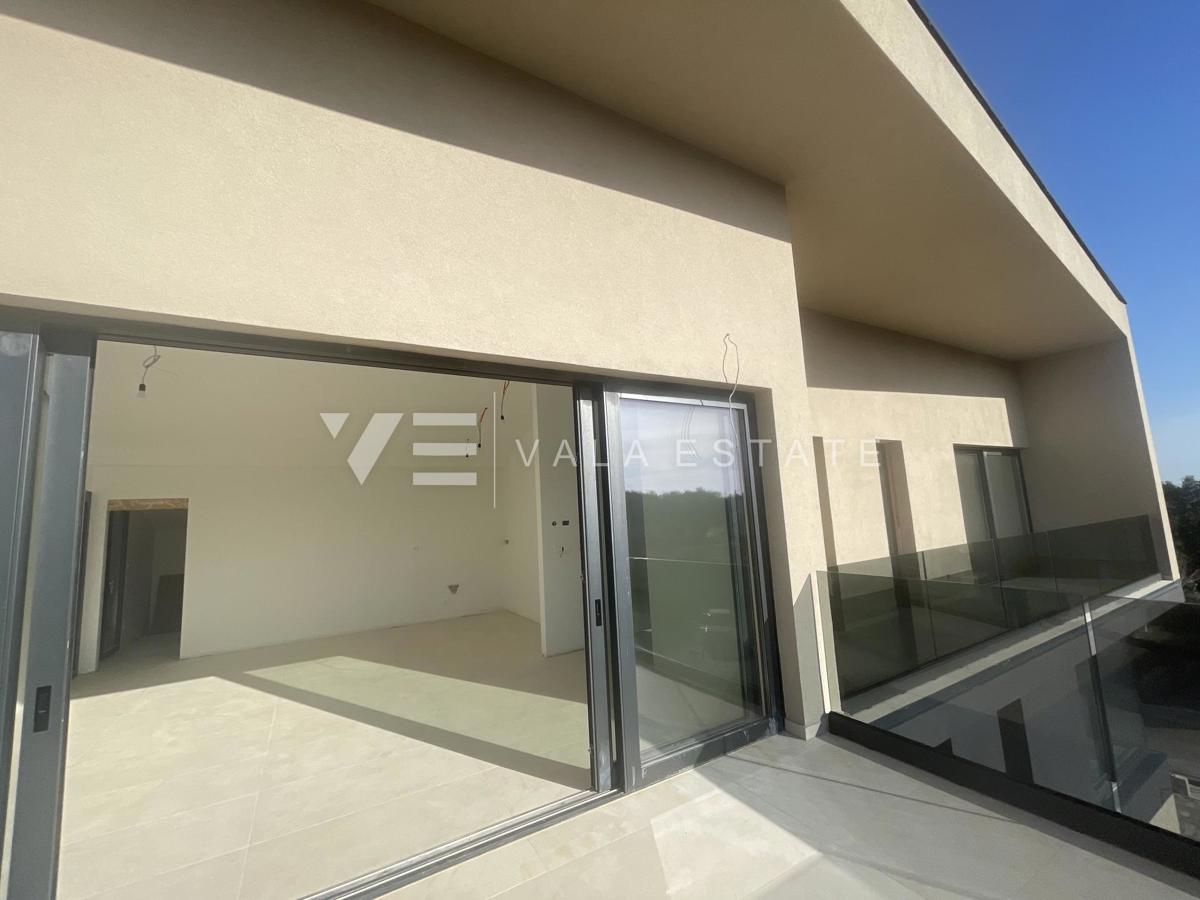 LUKSUZNI PENTHOUSE APARTMA S ČUDOVITIM POGLEDOM NA MORJE