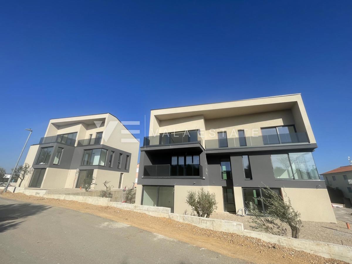 DVOETAŽNI APARTMA V NOVOGRADNJI S POGLEDOM NA MORJE