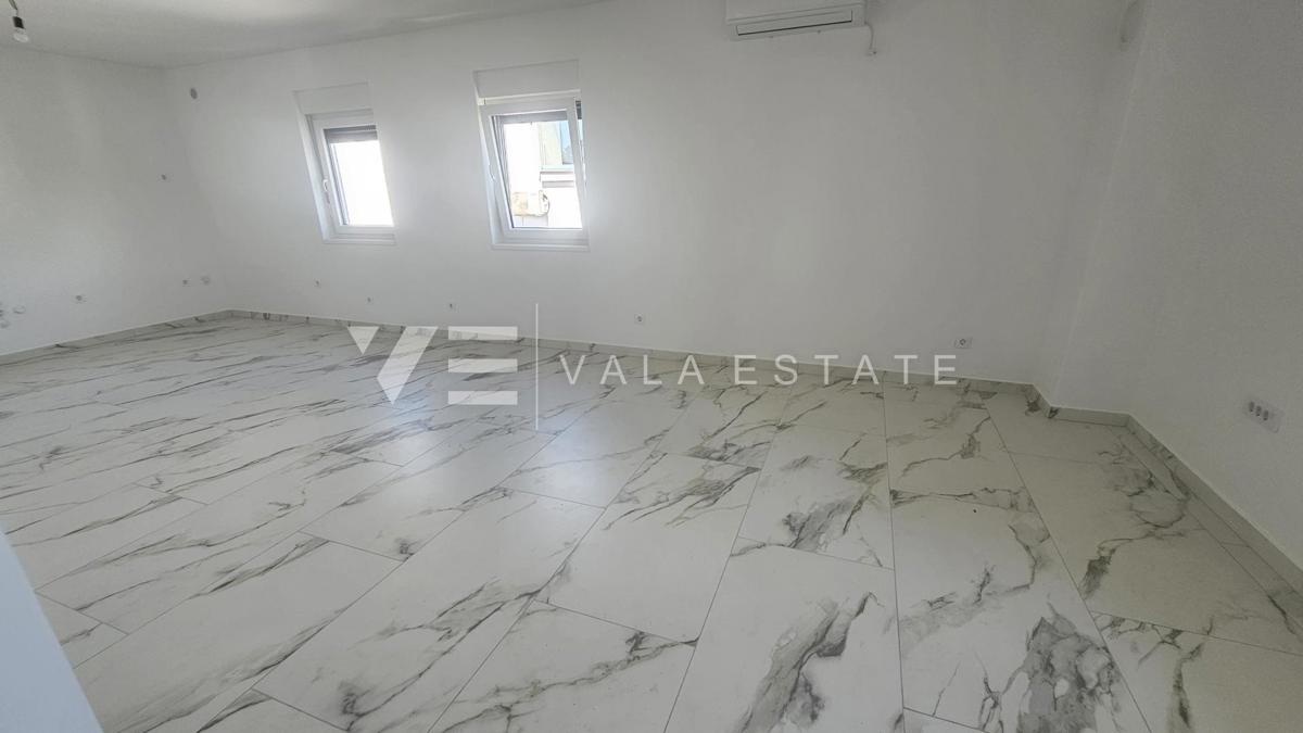 DVOSOBNI APARTMA NA MIRNI LOKACIJI S POGLEDOM NA MORJE