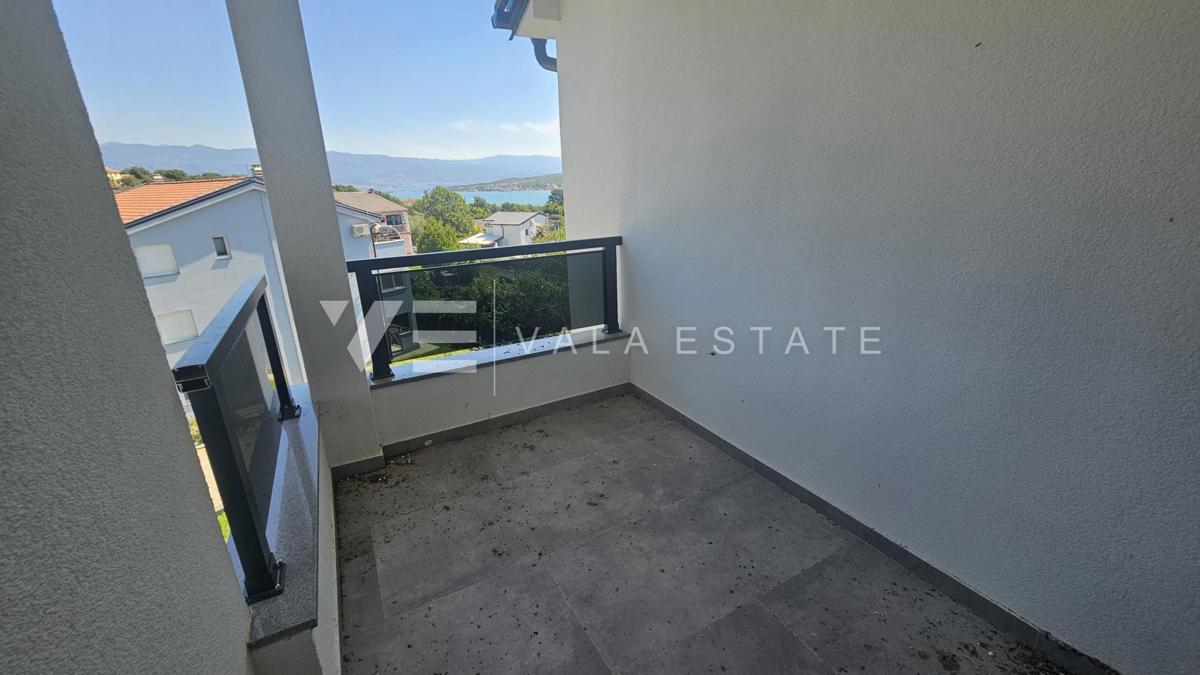 DVOSOBNI APARTMA NA MIRNI LOKACIJI S POGLEDOM NA MORJE