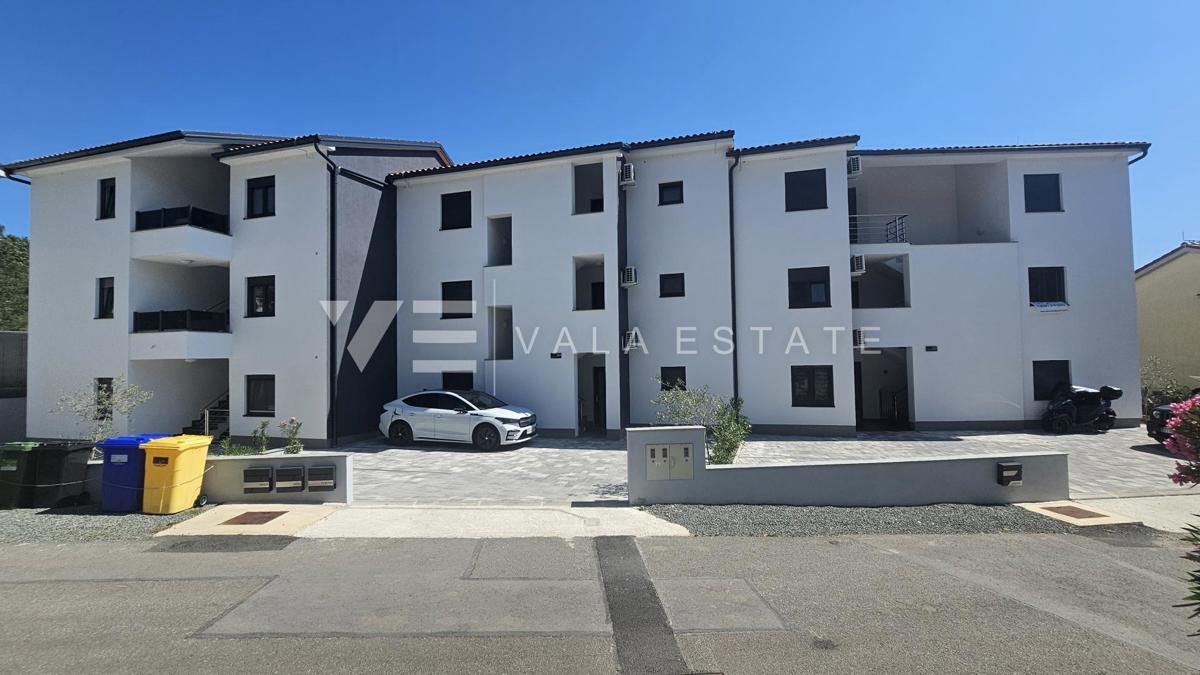 DVOSOBNI APARTMA NA MIRNI LOKACIJI S POGLEDOM NA MORJE