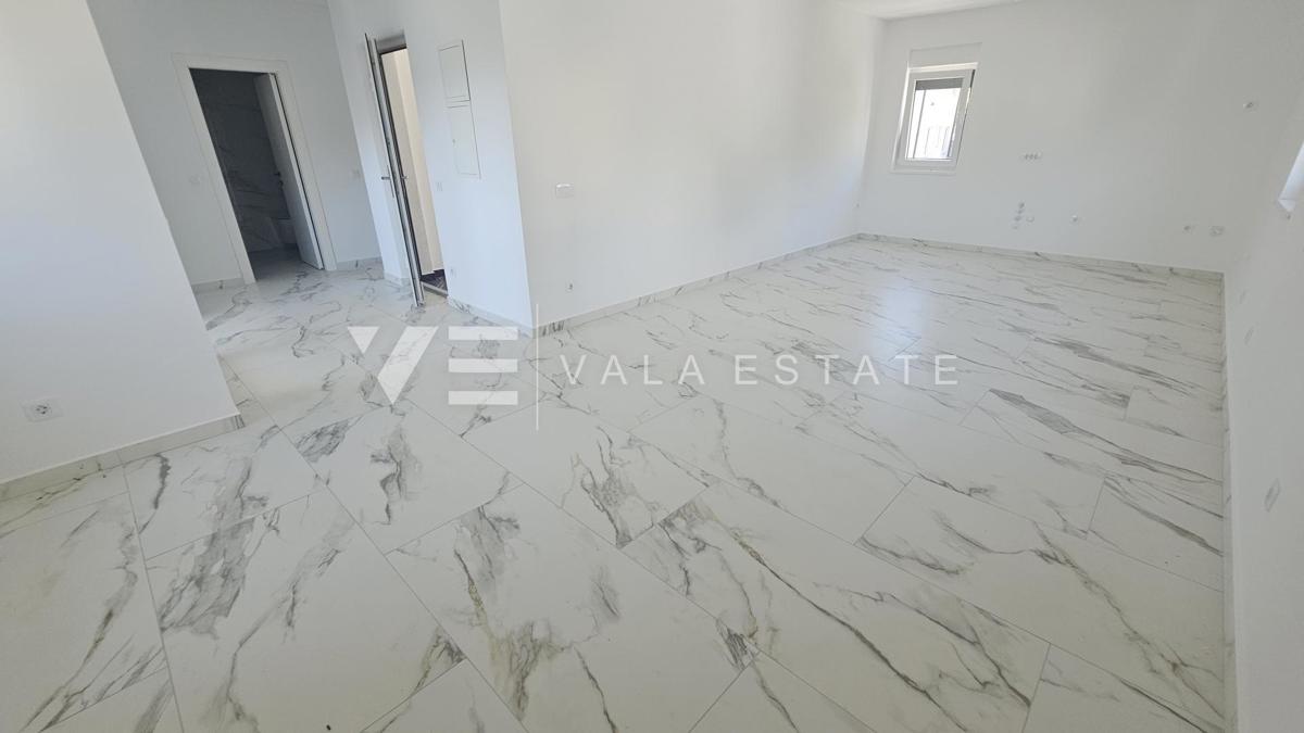 DVOSOBNI APARTMA NA MIRNI LOKACIJI S POGLEDOM NA MORJE
