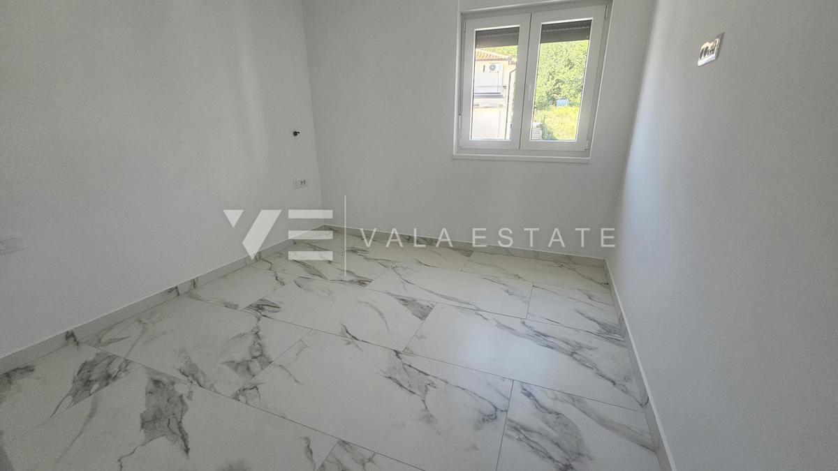 DVOSOBNI APARTMA NA MIRNI LOKACIJI S POGLEDOM NA MORJE