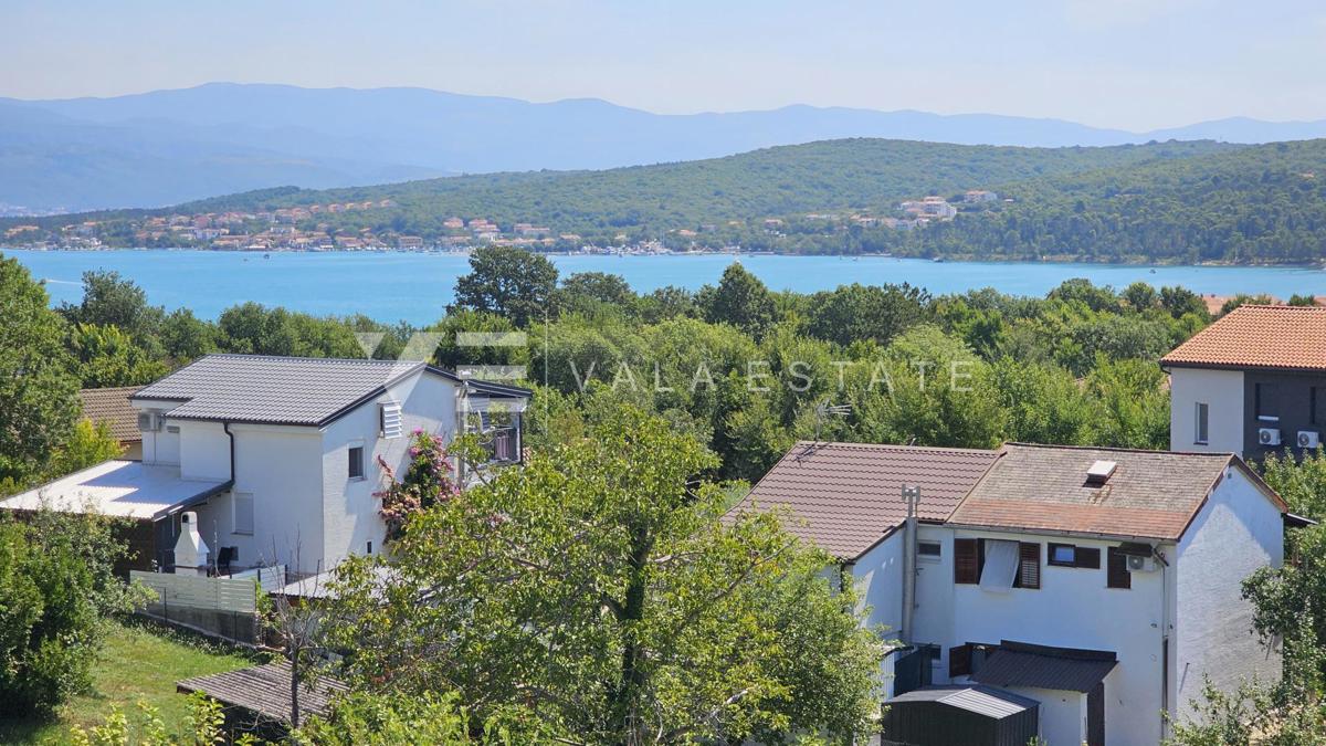 DVOSOBNI APARTMA NA MIRNI LOKACIJI S POGLEDOM NA MORJE