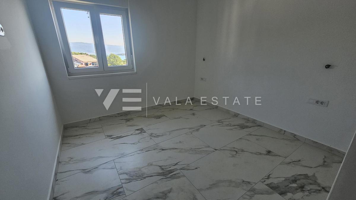 DVOSOBNI APARTMA NA MIRNI LOKACIJI S POGLEDOM NA MORJE