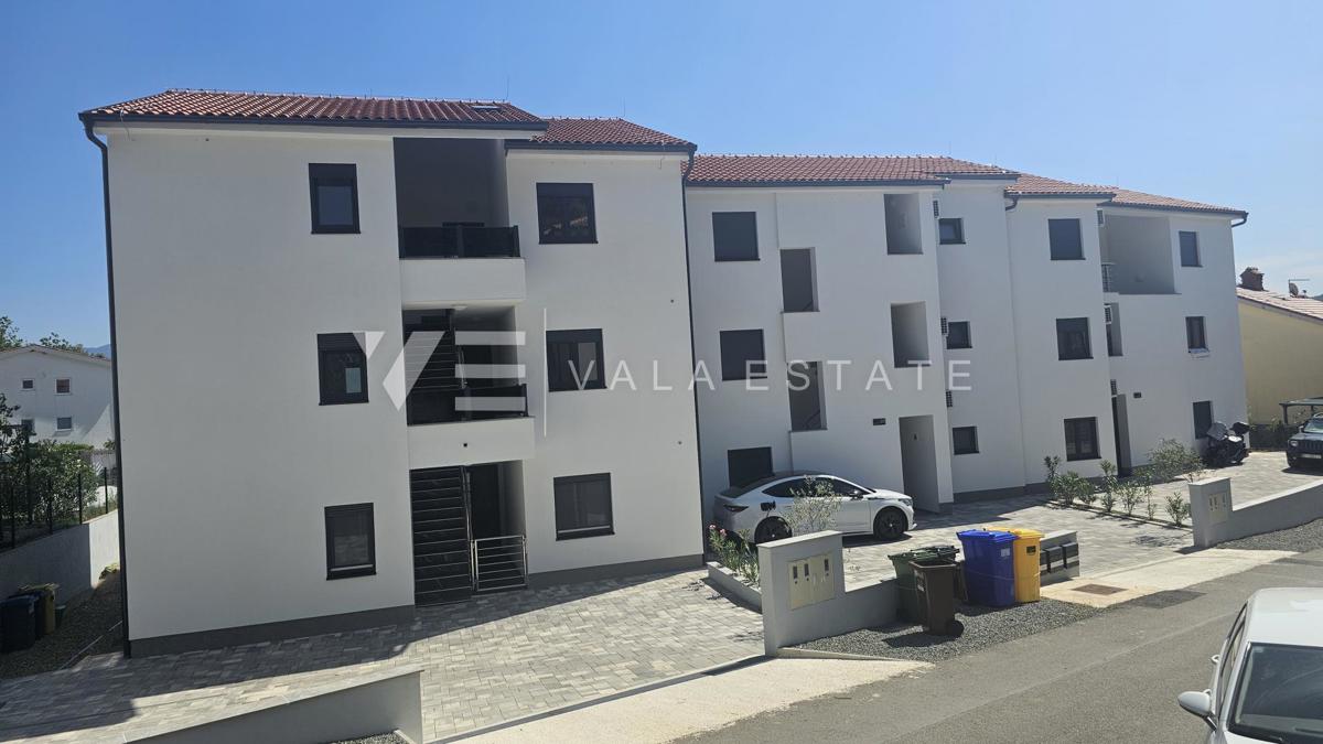 DVOSOBNI APARTMA NA MIRNI LOKACIJI S POGLEDOM NA MORJE