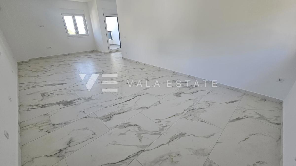 DVOSOBNI APARTMA NA MIRNI LOKACIJI S POGLEDOM NA MORJE