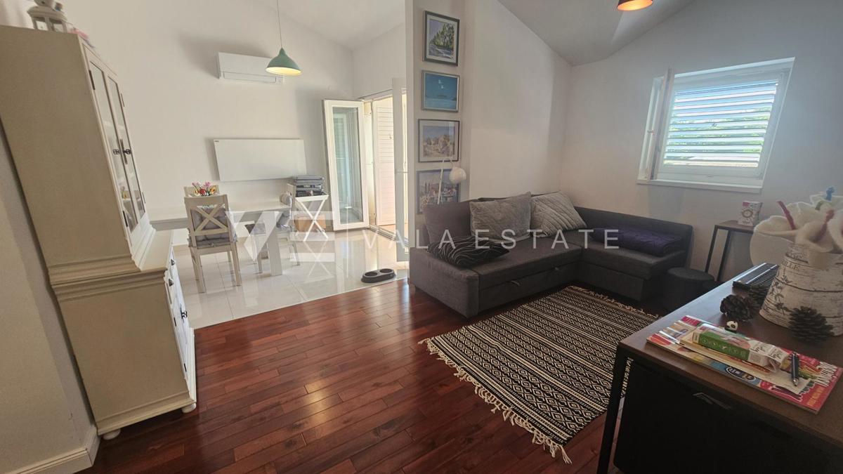 UDOBNI PENTHOUSE APARTMA V BLIŽINI PLAŽE IN CENTRA