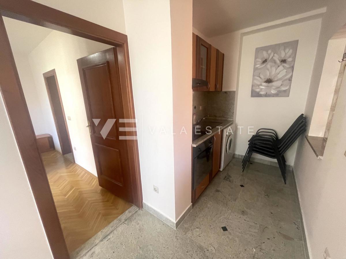 OPREMLJENI ENOSOBNI APARTMA Z POGLEDOM NA MORJE