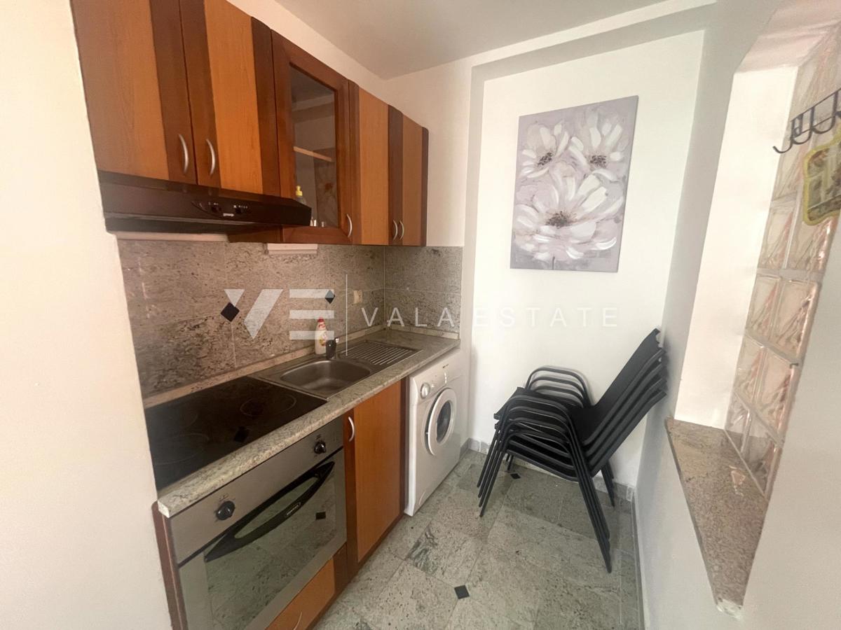 OPREMLJENI ENOSOBNI APARTMA Z POGLEDOM NA MORJE