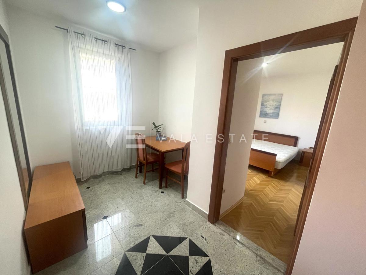 OPREMLJENI ENOSOBNI APARTMA Z POGLEDOM NA MORJE