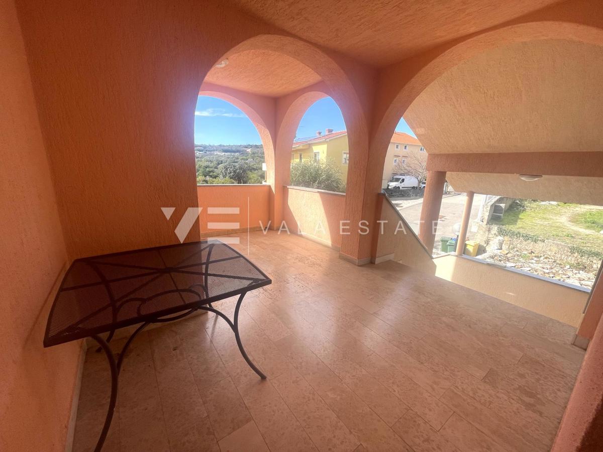 OPREMLJENI ENOSOBNI APARTMA Z POGLEDOM NA MORJE