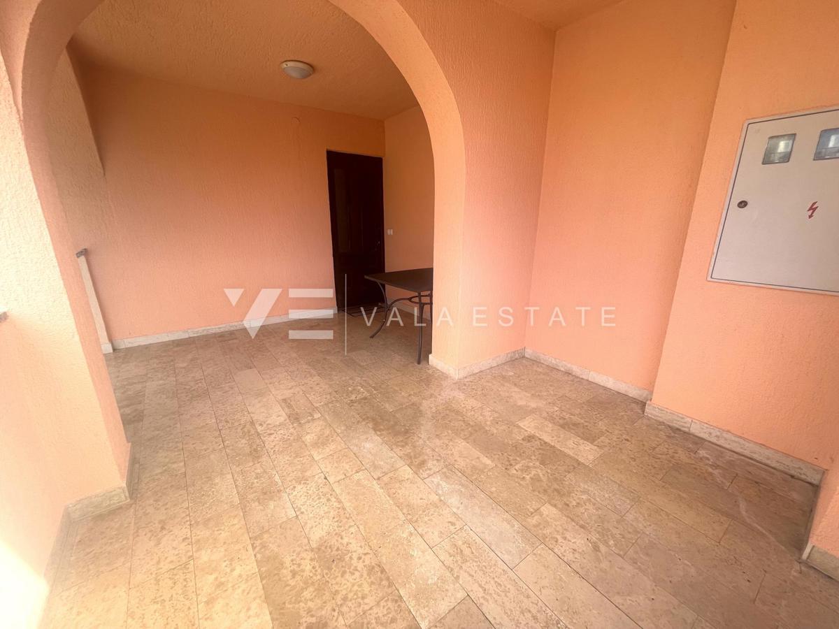 OPREMLJENI ENOSOBNI APARTMA Z POGLEDOM NA MORJE