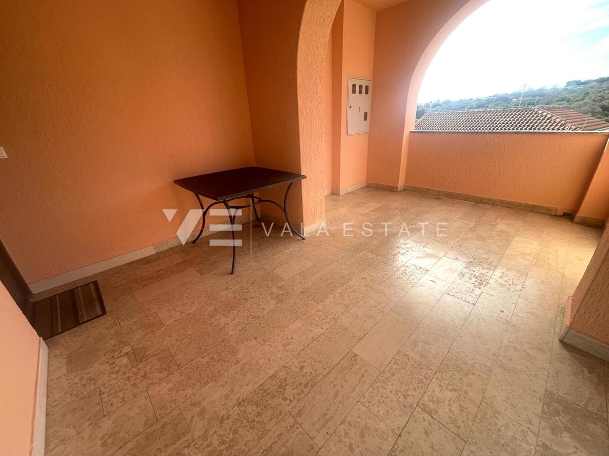 OPREMLJENI ENOSOBNI APARTMA Z POGLEDOM NA MORJE