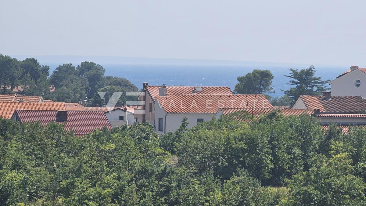 OPREMLJENI ENOSOBNI APARTMA Z POGLEDOM NA MORJE