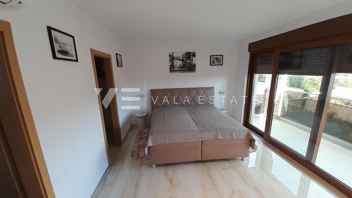 NOVA SAMOSTOJNA HIŠA Z BAZENOM IN POGLEDOM NA MORJE