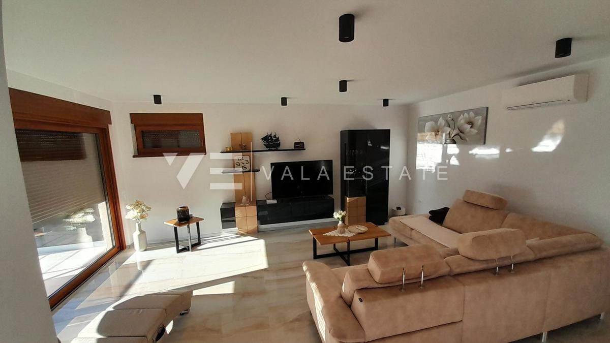 NOVA SAMOSTOJNA HIŠA Z BAZENOM IN POGLEDOM NA MORJE