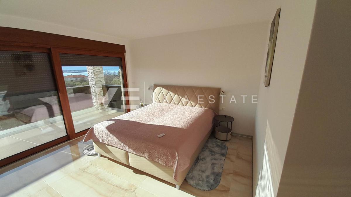 NOVA SAMOSTOJNA HIŠA Z BAZENOM IN POGLEDOM NA MORJE