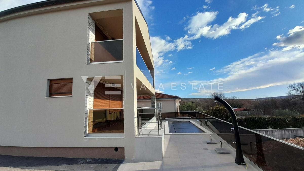 NOVA SAMOSTOJNA HIŠA Z BAZENOM IN POGLEDOM NA MORJE