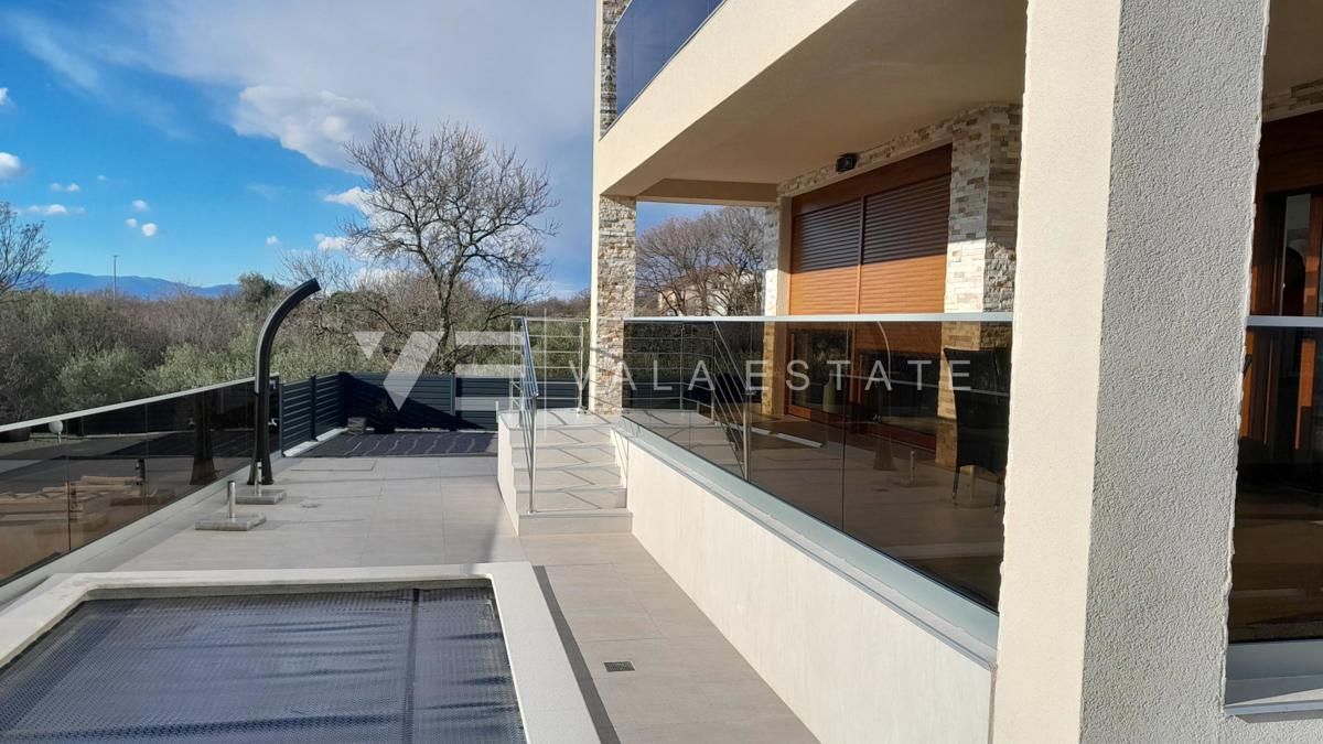 NOVA SAMOSTOJNA HIŠA Z BAZENOM IN POGLEDOM NA MORJE