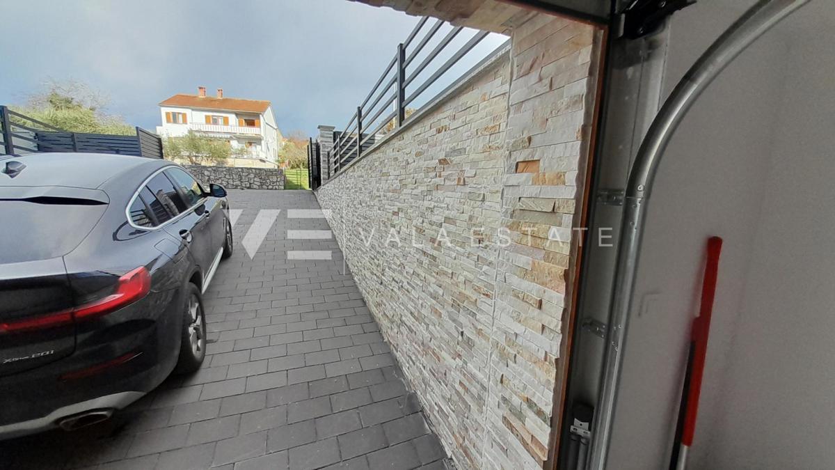 NOVA SAMOSTOJNA HIŠA Z BAZENOM IN POGLEDOM NA MORJE