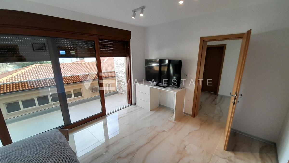 NOVA SAMOSTOJNA HIŠA Z BAZENOM IN POGLEDOM NA MORJE