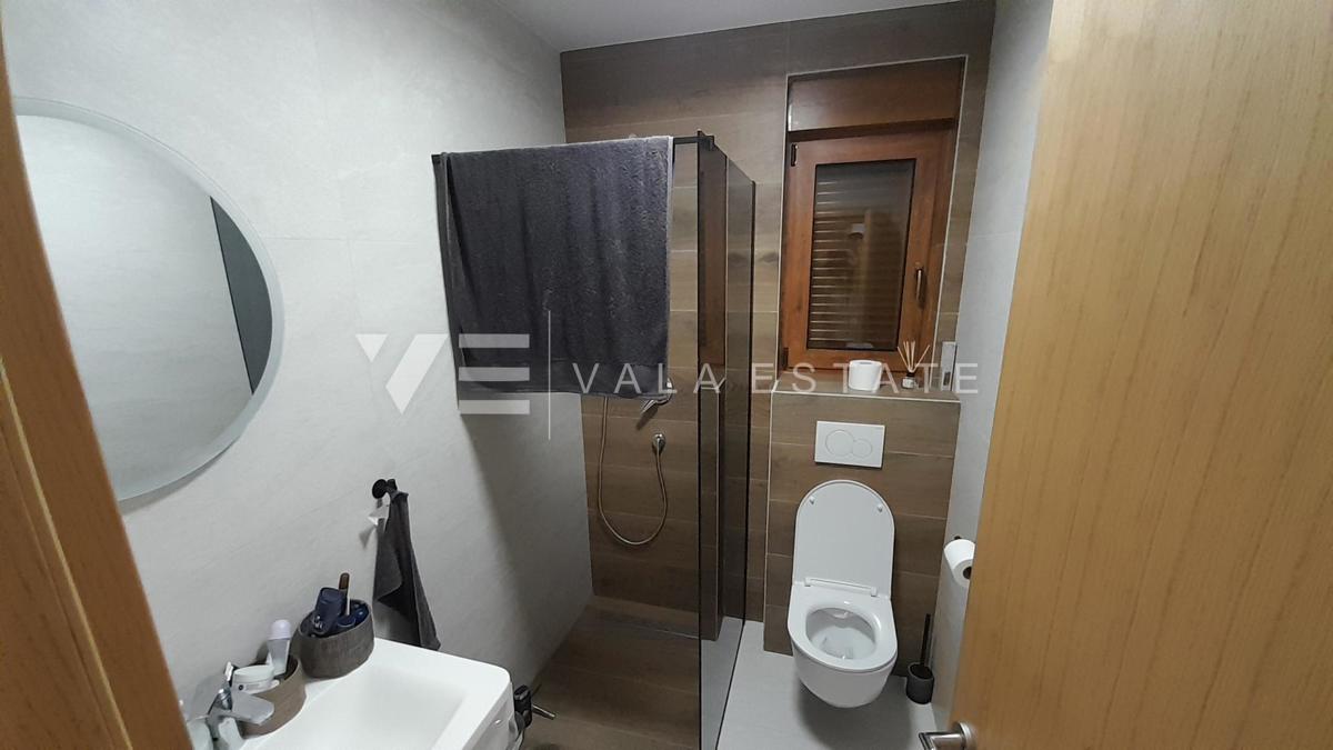 NOVA SAMOSTOJNA HIŠA Z BAZENOM IN POGLEDOM NA MORJE