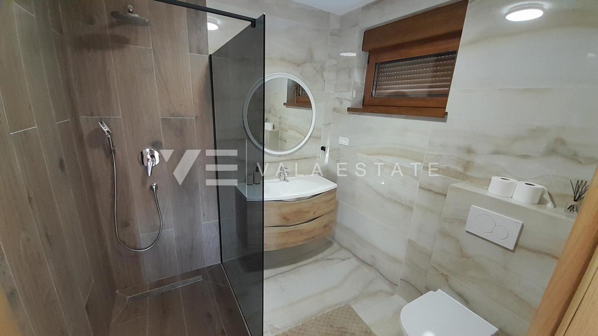 NOVA SAMOSTOJNA HIŠA Z BAZENOM IN POGLEDOM NA MORJE