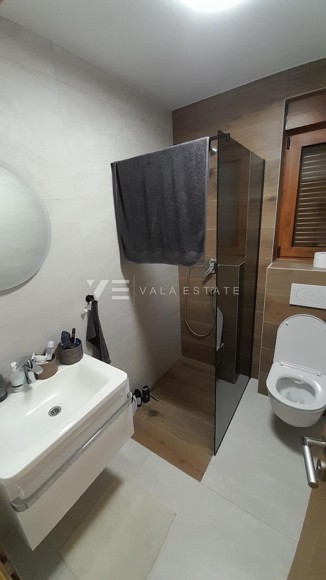 NOVA SAMOSTOJNA HIŠA Z BAZENOM IN POGLEDOM NA MORJE