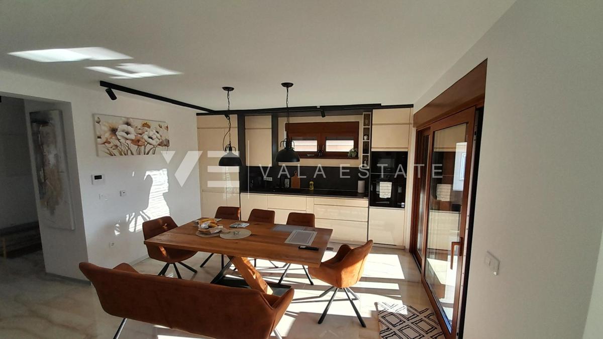 NOVA SAMOSTOJNA HIŠA Z BAZENOM IN POGLEDOM NA MORJE