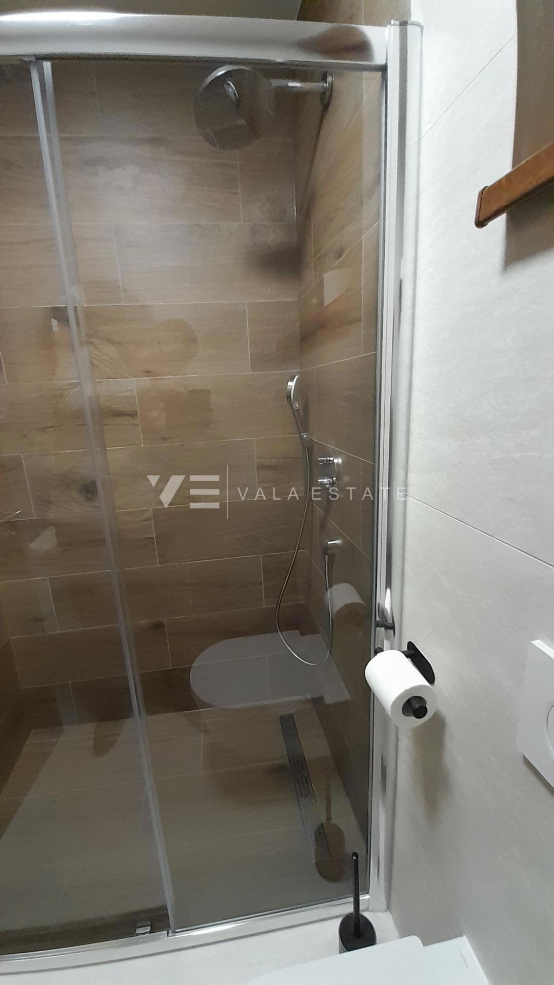 NOVA SAMOSTOJNA HIŠA Z BAZENOM IN POGLEDOM NA MORJE