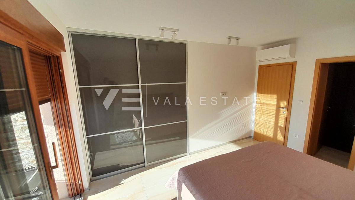 NOVA SAMOSTOJNA HIŠA Z BAZENOM IN POGLEDOM NA MORJE