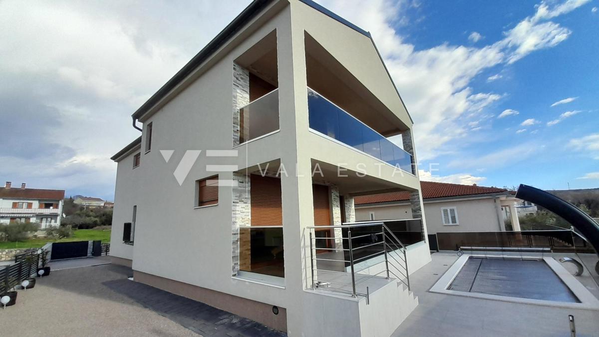 NOVA SAMOSTOJNA HIŠA Z BAZENOM IN POGLEDOM NA MORJE