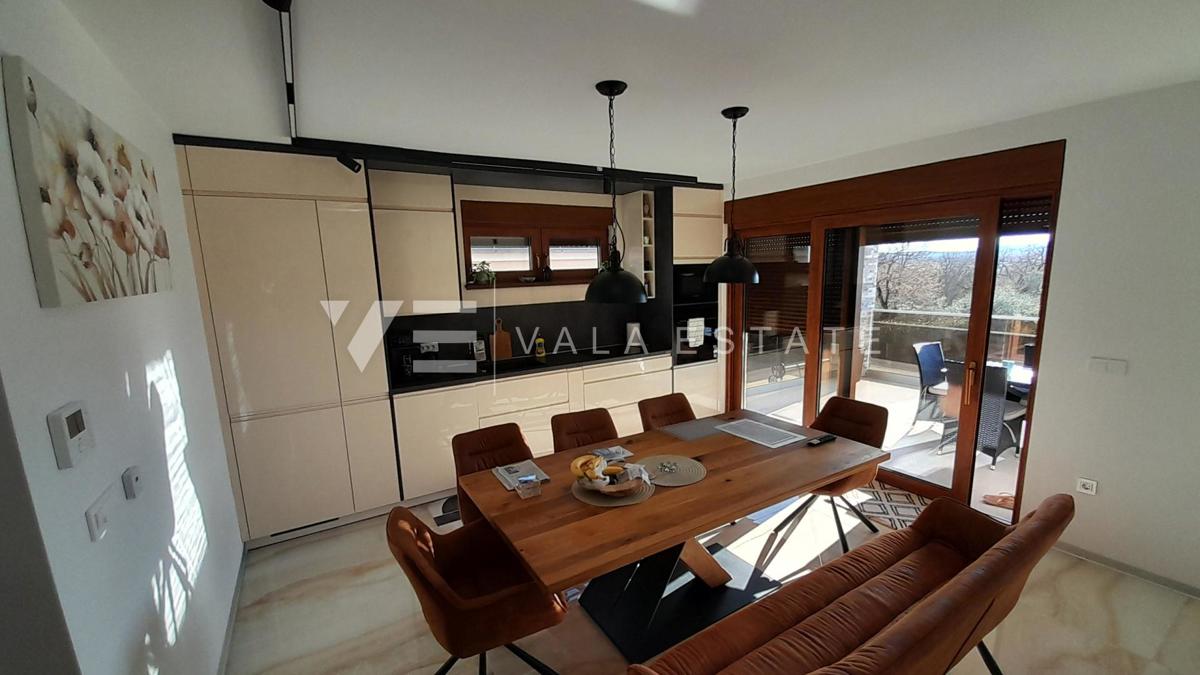 NOVA SAMOSTOJNA HIŠA Z BAZENOM IN POGLEDOM NA MORJE