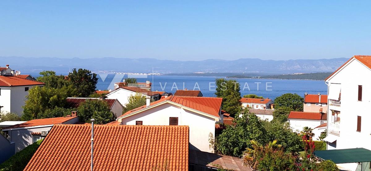 OPREMLJENI ENOSOBNI APARTMA Z POGLEDOM NA MORJE