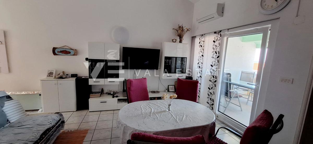 OPREMLJENI ENOSOBNI APARTMA Z POGLEDOM NA MORJE