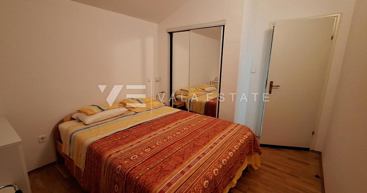 OPREMLJENI ENOSOBNI APARTMA Z POGLEDOM NA MORJE