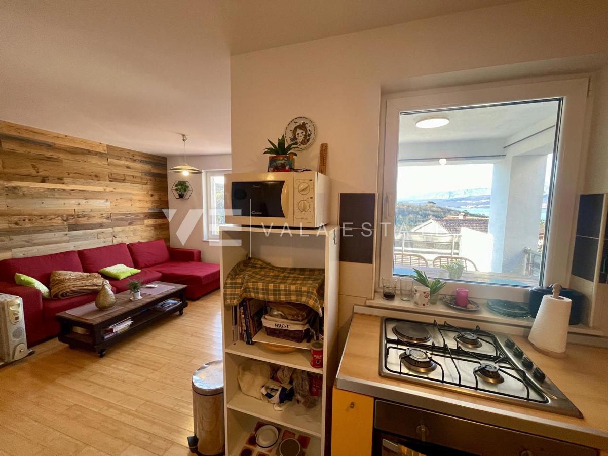 DVOSOBNI APARTMA Z POGLEDOM NA MORJE NA ODLIČNI LOKACIJI