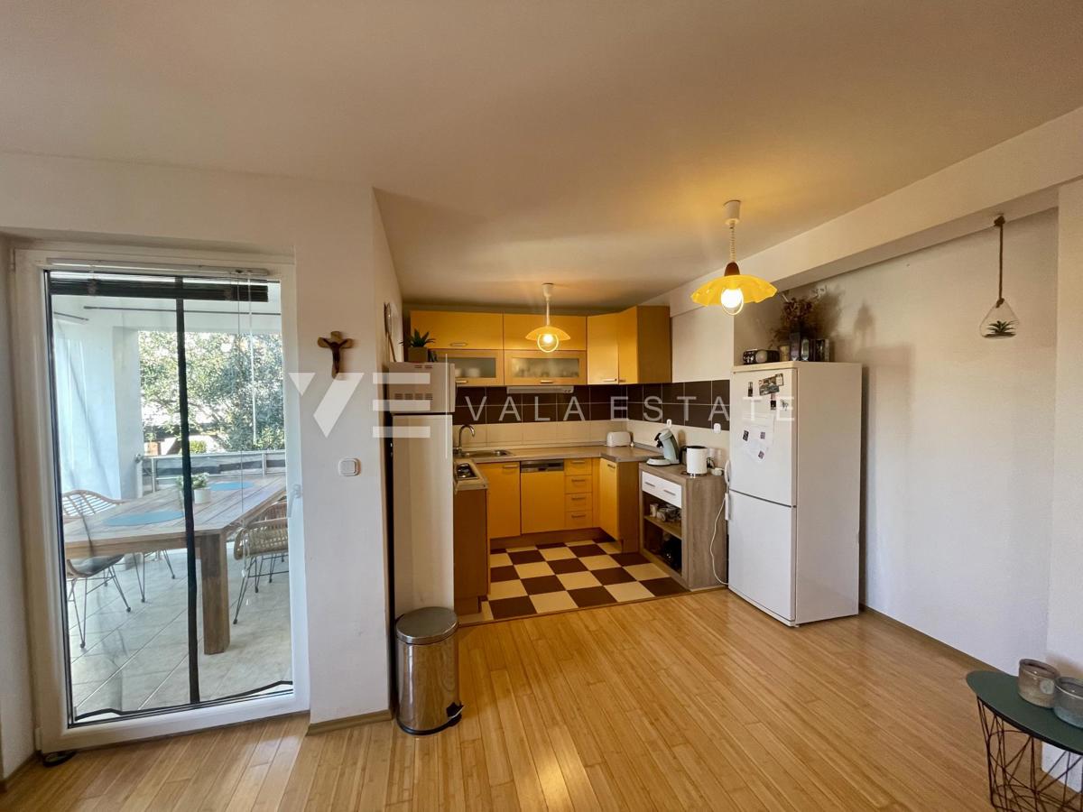 DVOSOBNI APARTMA Z POGLEDOM NA MORJE NA ODLIČNI LOKACIJI