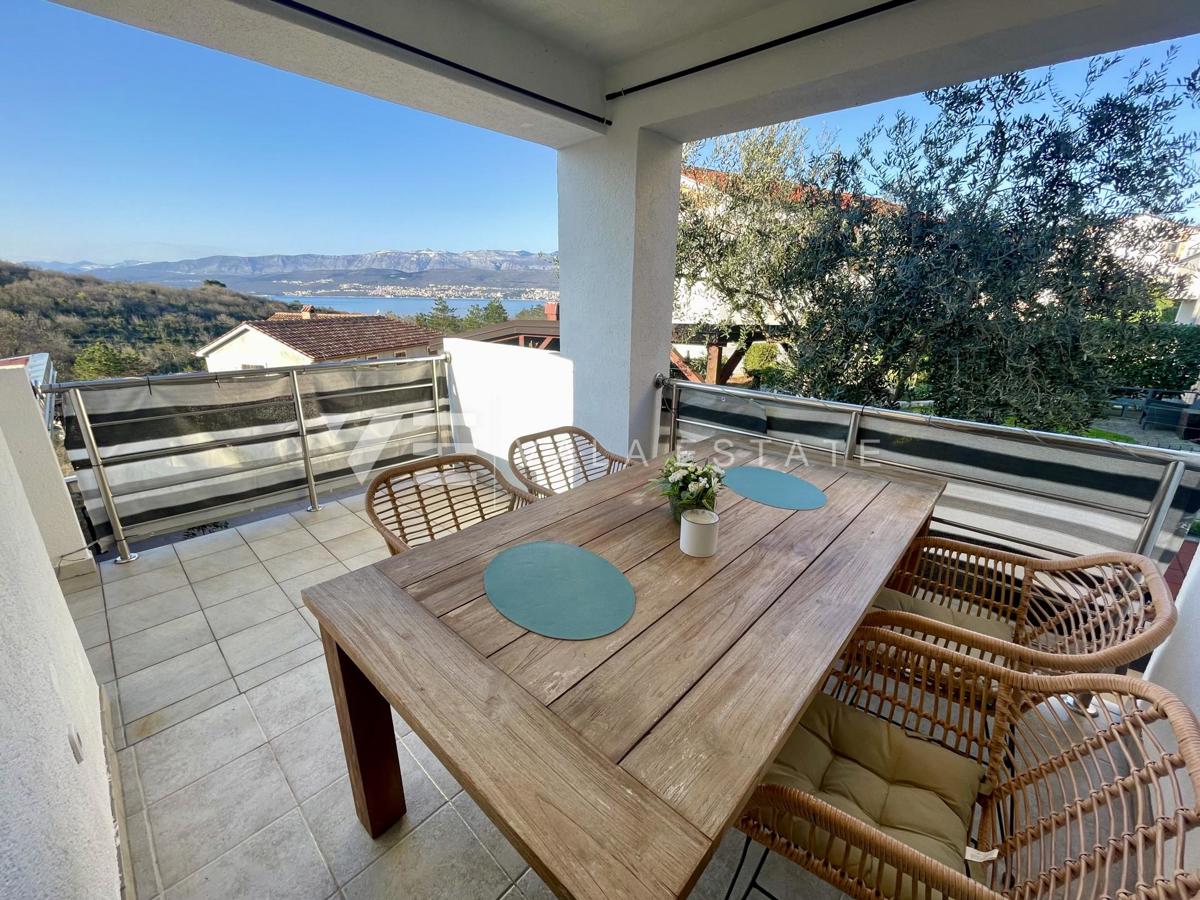 DVOSOBNI APARTMA Z POGLEDOM NA MORJE NA ODLIČNI LOKACIJI