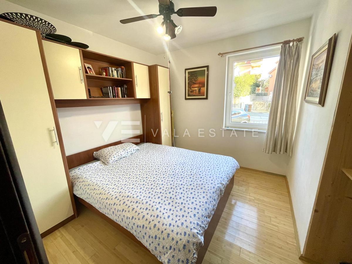 DVOSOBNI APARTMA Z POGLEDOM NA MORJE NA ODLIČNI LOKACIJI