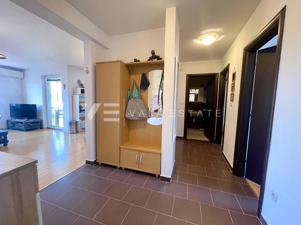 DVOSOBNI APARTMA Z POGLEDOM NA MORJE NA ODLIČNI LOKACIJI