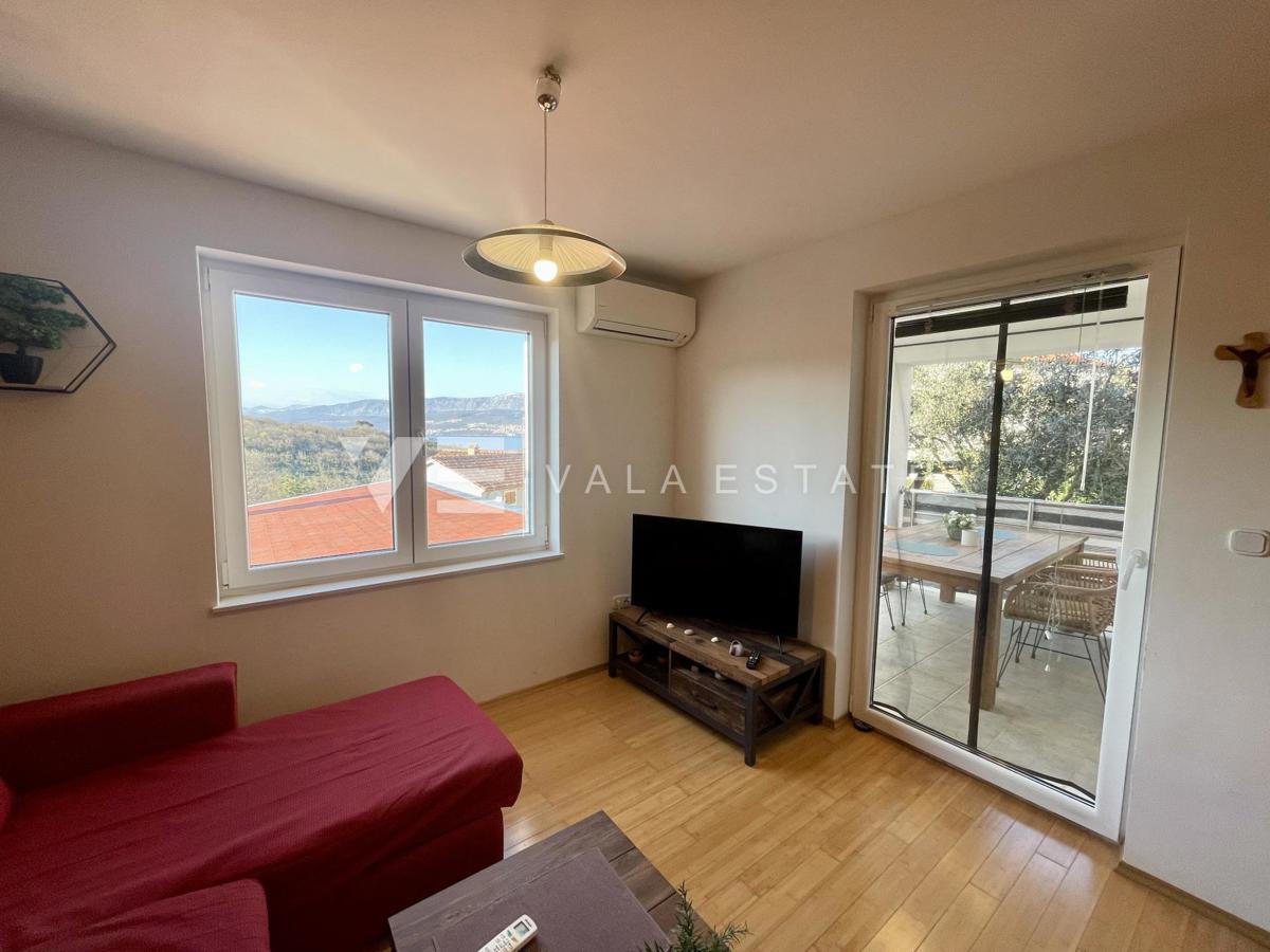 DVOSOBNI APARTMA Z POGLEDOM NA MORJE NA ODLIČNI LOKACIJI