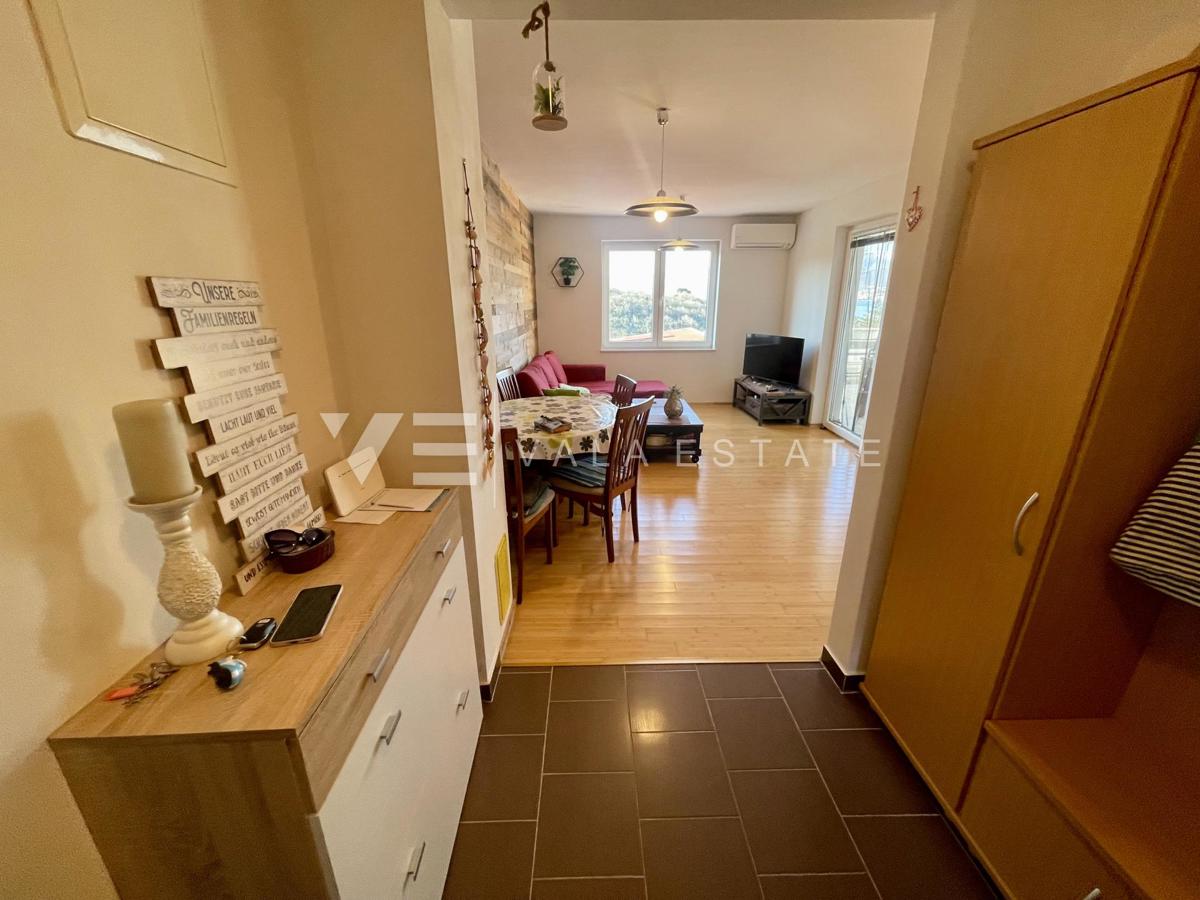 DVOSOBNI APARTMA Z POGLEDOM NA MORJE NA ODLIČNI LOKACIJI