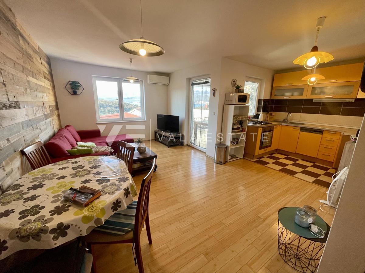 DVOSOBNI APARTMA Z POGLEDOM NA MORJE NA ODLIČNI LOKACIJI