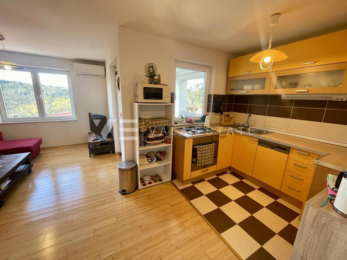 DVOSOBNI APARTMA Z POGLEDOM NA MORJE NA ODLIČNI LOKACIJI