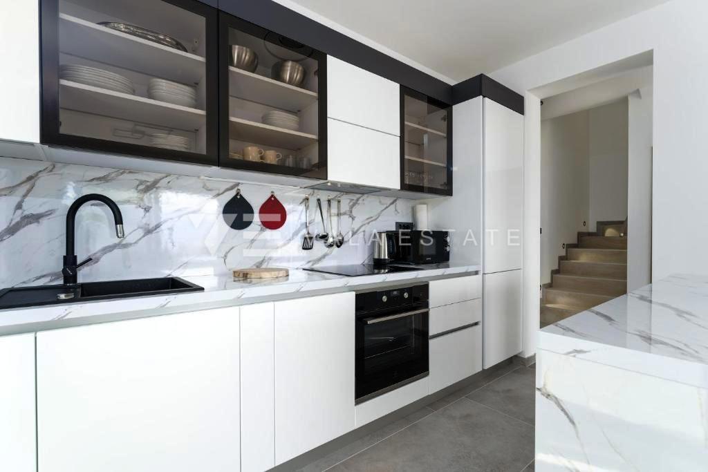 NOVA DVOJNA HIŠA Z BAZENOM IN POGLEDOM NA MORJE