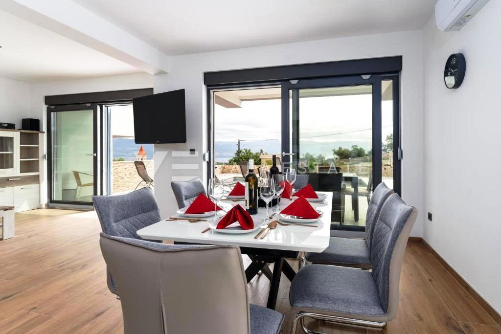 NOVA DVOJNA HIŠA Z BAZENOM IN POGLEDOM NA MORJE