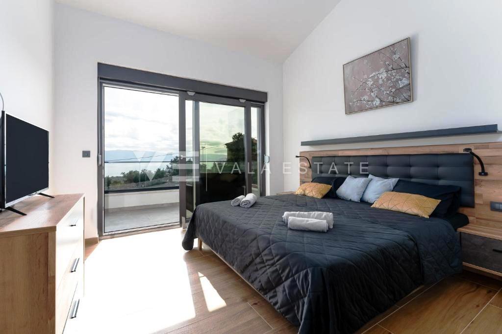 NOVA DVOJNA HIŠA Z BAZENOM IN POGLEDOM NA MORJE